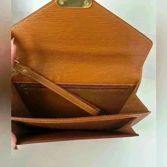 Authentic vintage Louis Vuitton epi clutch ~ brown - Picture 5 of 16